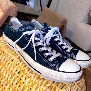 Black & White Chucks -Wms sz 8 -Mns sz 6 -Converse